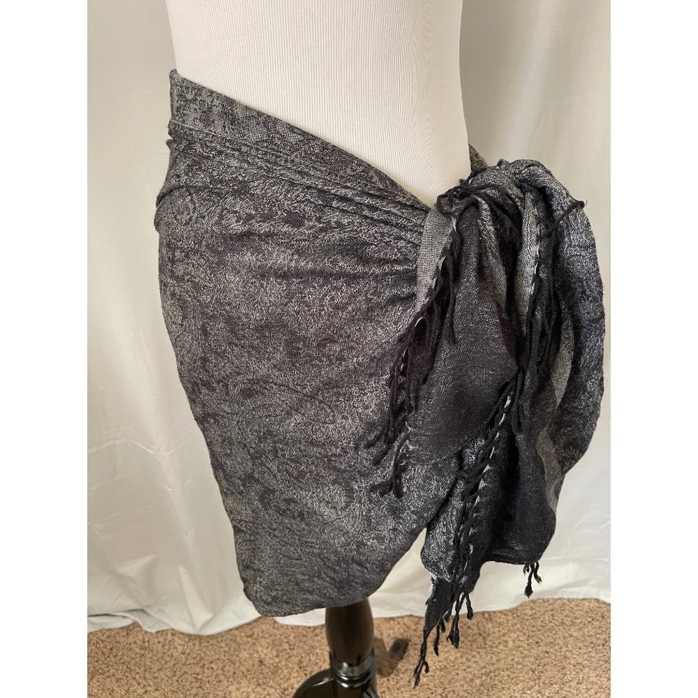Jacelyn Smith Black/Gray Paisley Pattern Scarf/Wrap/Shawl - Picture 9 of 9